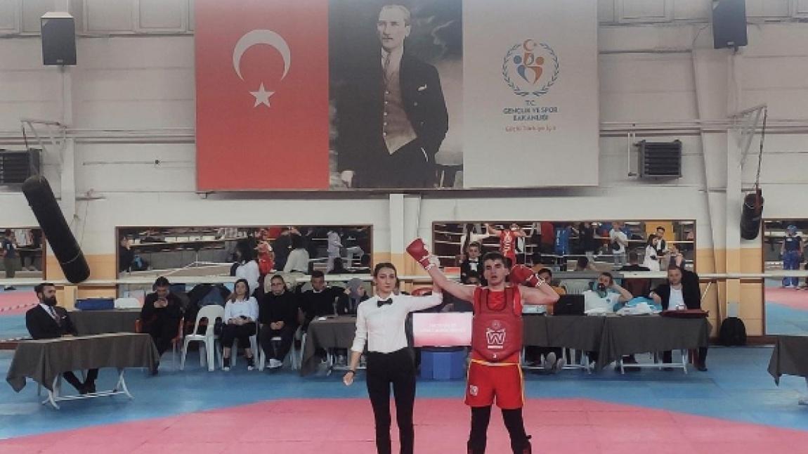 Öğrencimiz Hikmet Burak Karaca Wushu Sanda branşında Ankara 3.sü olarak Bronz madalya kazanmıştır.
